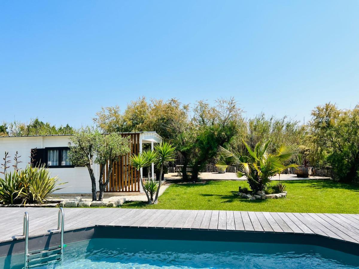 Cabane Le Flamant Avec Jardin, Piscine Et Parking Saintes-Maries-de-la-Mer Esterno foto
