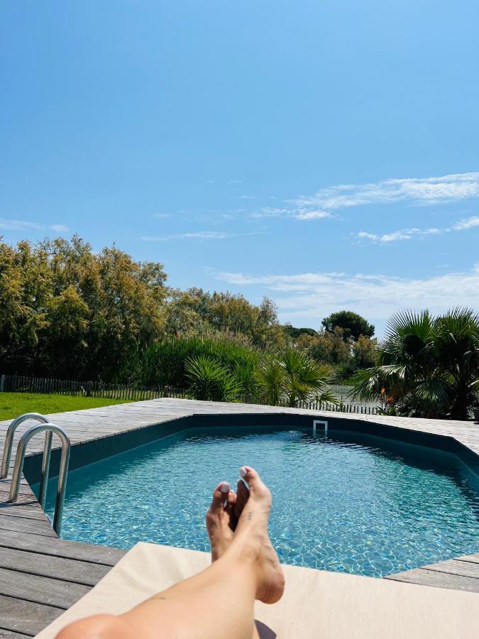 Cabane Le Flamant Avec Jardin, Piscine Et Parking Saintes-Maries-de-la-Mer Esterno foto