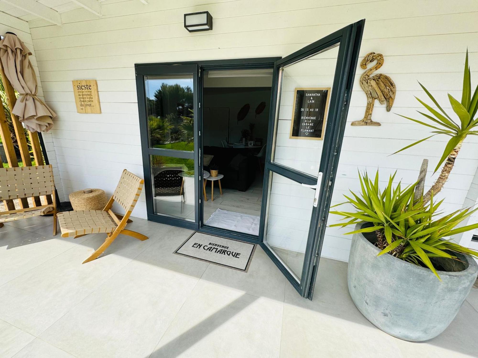 Cabane Le Flamant Avec Jardin, Piscine Et Parking Saintes-Maries-de-la-Mer Esterno foto